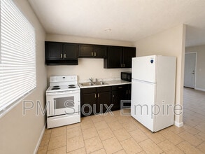 Building Photo - 705 W 18th St