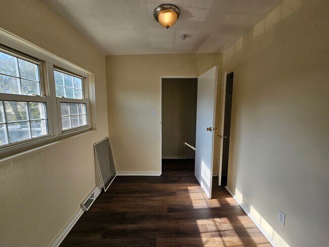 Foto del edificio - Spacious 3 bedroom 1 bathroom Apartment for rent!