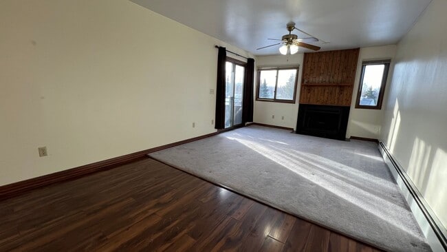 Foto del edificio - Spacious 2 Bedroom Condo in Eastridge! Carport Parking, Mountain View Balcony!