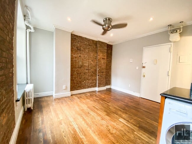 Building Photo - Mott Street