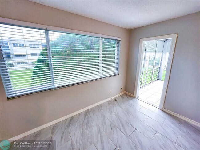 Building Photo - 2300 Park Ln