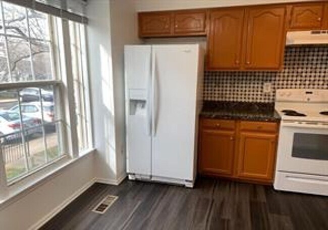 Building Photo - Very well maintained 3 bedroom 2 full 2 ha...