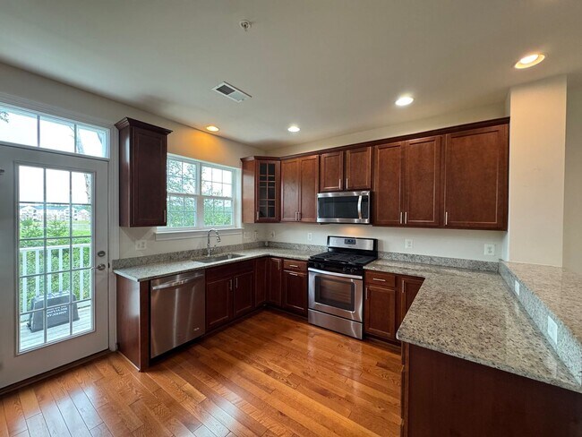 Foto del edificio - Stylish 3 Bed 3 Bath Townhome With Patio A...