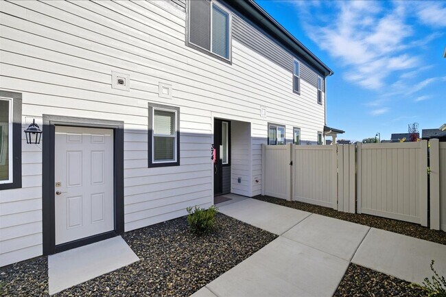 Foto del edificio - Brand new 3 bed 2.5 bath townhouse