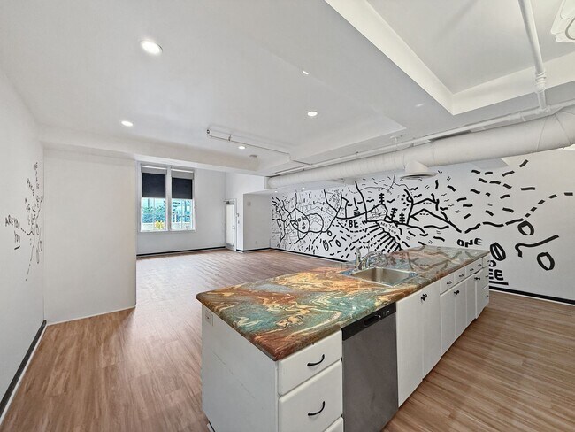 Foto del edificio - Stunning 1B/2BA Loft w/ Original Mural by ...