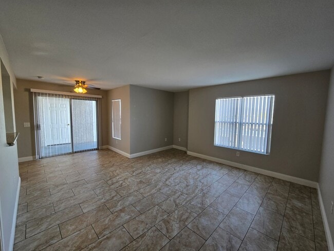 Foto del edificio - A Fabulous 2 Bedroom upstairs unit near Nellis AFB