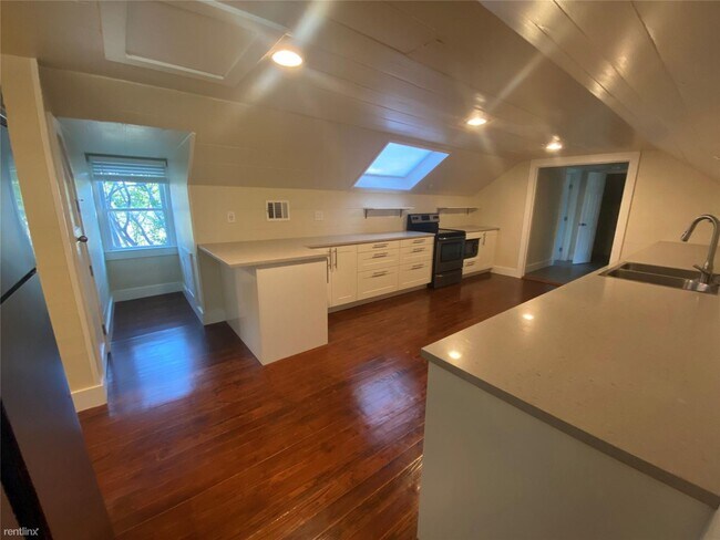 Building Photo - 2 br, 1.5 bath Triplex - 6200 Victor St Un...