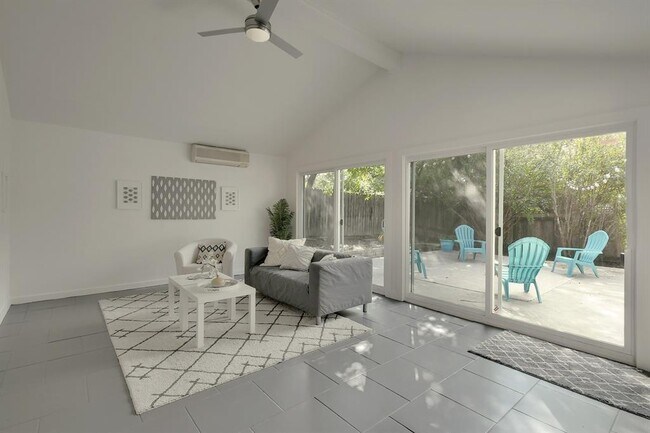 Foto del edificio - 7204 Hartnell Dr