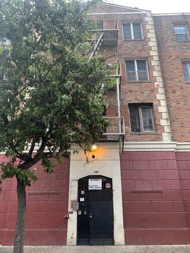 Primary Photo - 746 Normandie Ave