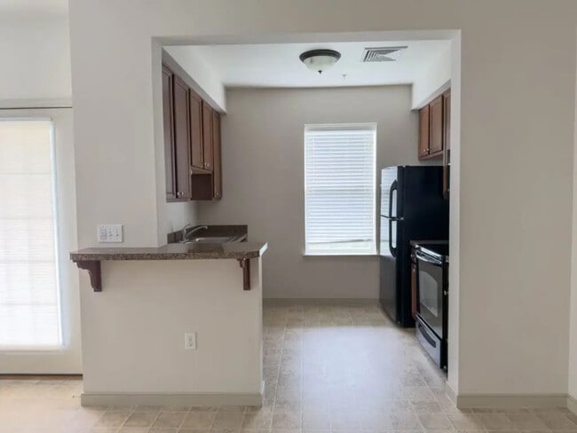 Building Photo - 2038 Shady Oak Dr