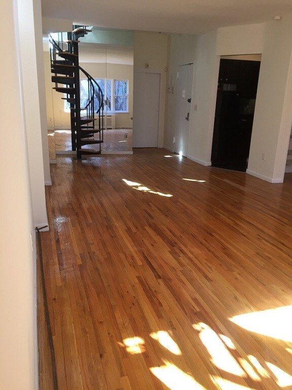 Primary Photo - 202 E 75th St