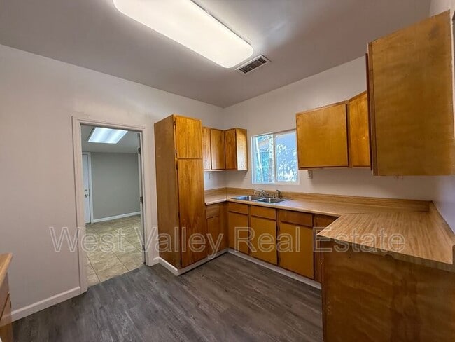 Building Photo - 424 Lucard St