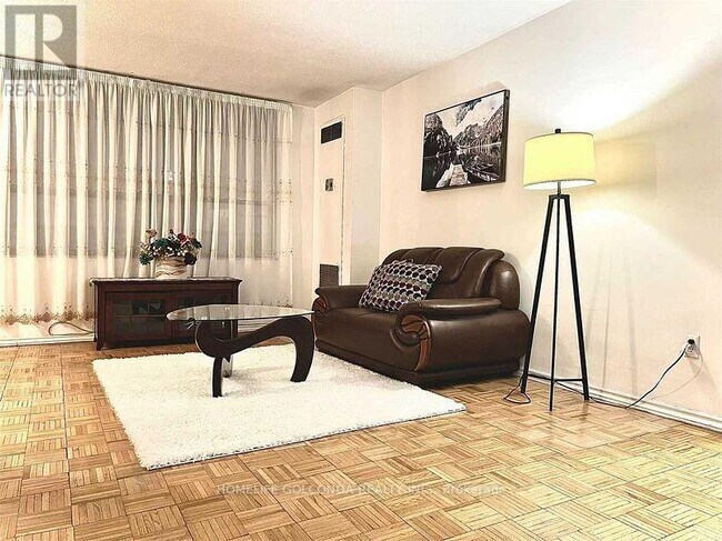 Photo du bâtiment - 2721 Victoria Park Ave