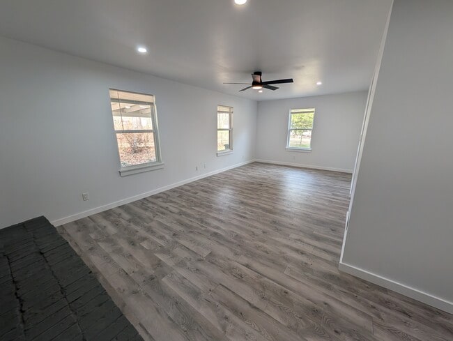 Foto del edificio - 333 Corinth Rd