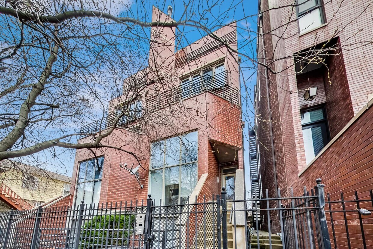 Primary Photo - 1622 W Ontario St