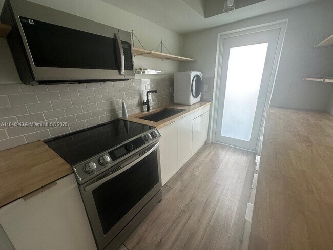 Building Photo - 1065 98th St