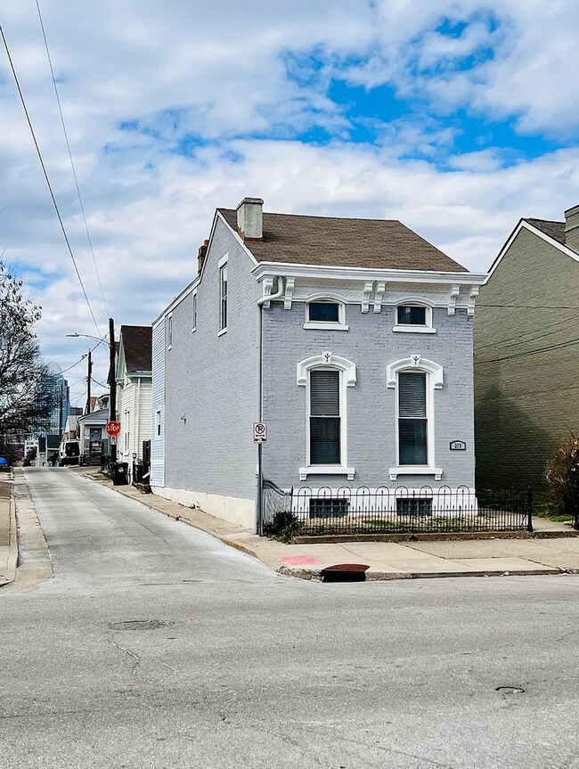 Foto del edificio - 217 W 10th St