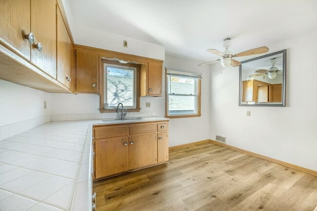 Foto del edificio - 2137 S 71st St