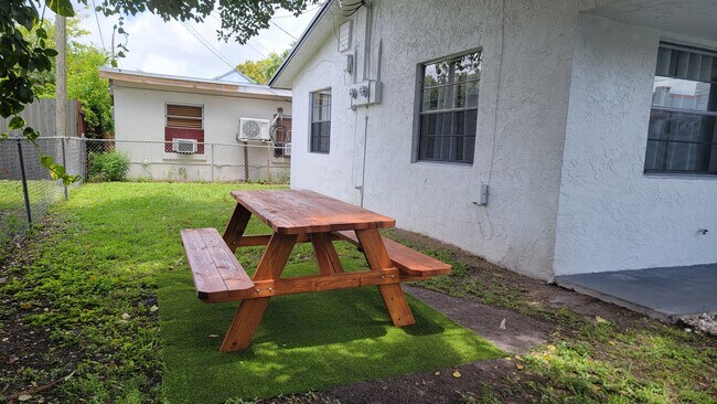 Foto del edificio - 6112 SW 37th St