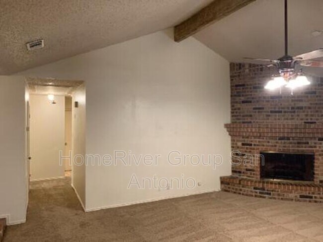 Foto del edificio - 7842 Lark Ridge