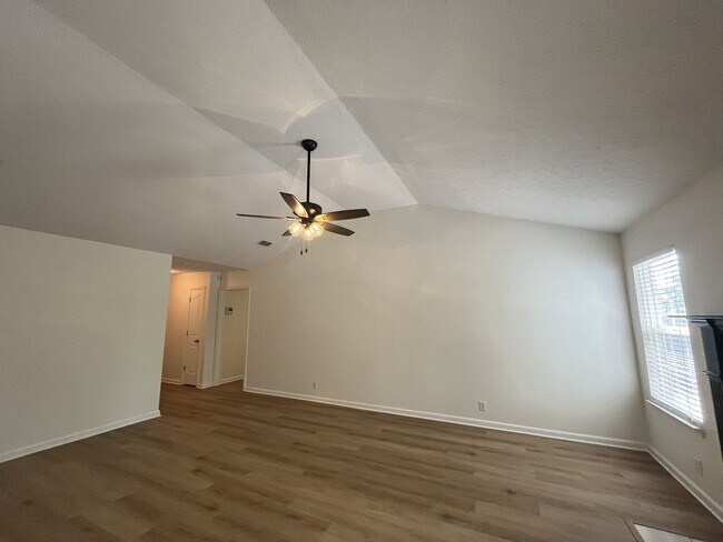 Foto del edificio - FRESHLY UPDATED RENTAL W/ FIREPLACE & FENC...