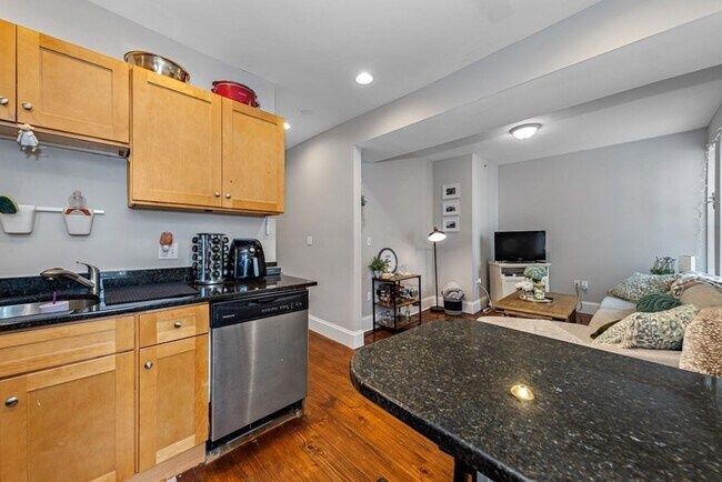 Foto del edificio - Desirable Mission Hill Location. Fully Ren...