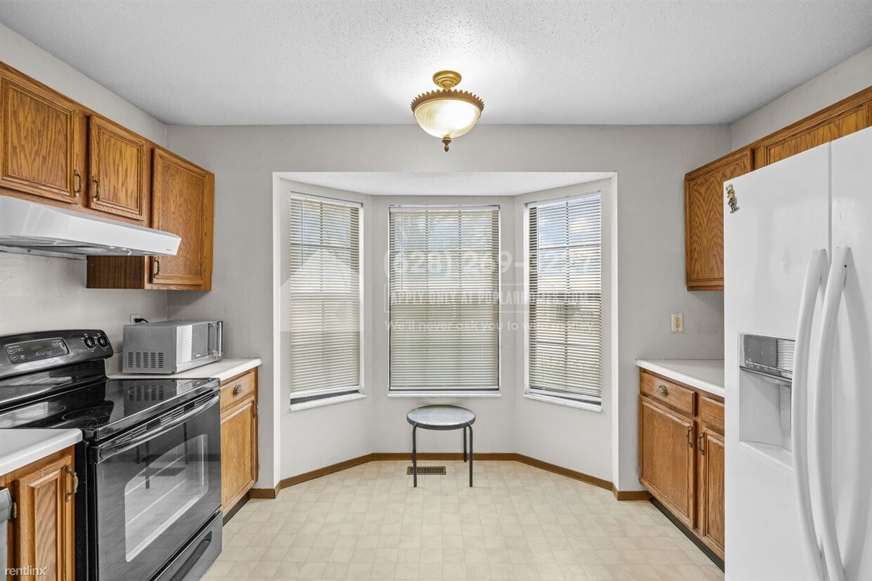 527 Oaktree Crossing Ct, Ballwin, MO 63021 House Rental in Ballwin