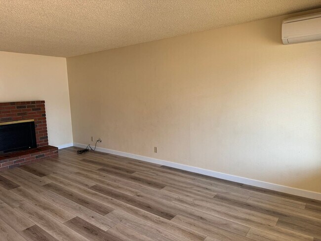 Foto del edificio - Lovely 2-bedroom/1-bathroom duplex with garage!