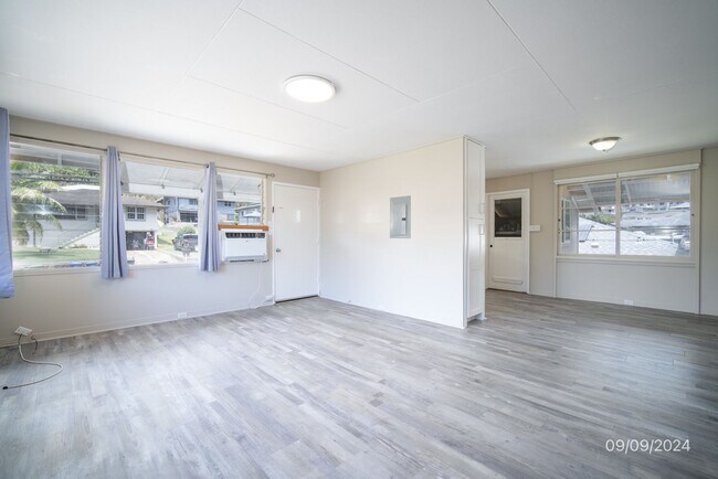 Foto del edificio - Pet Negotiable 4 Bd 1Bath with 2 Parking i...