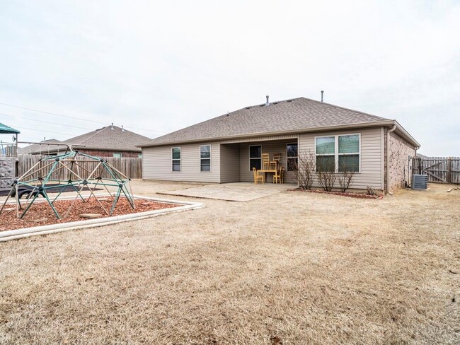 Building Photo - 140 Willow Dr