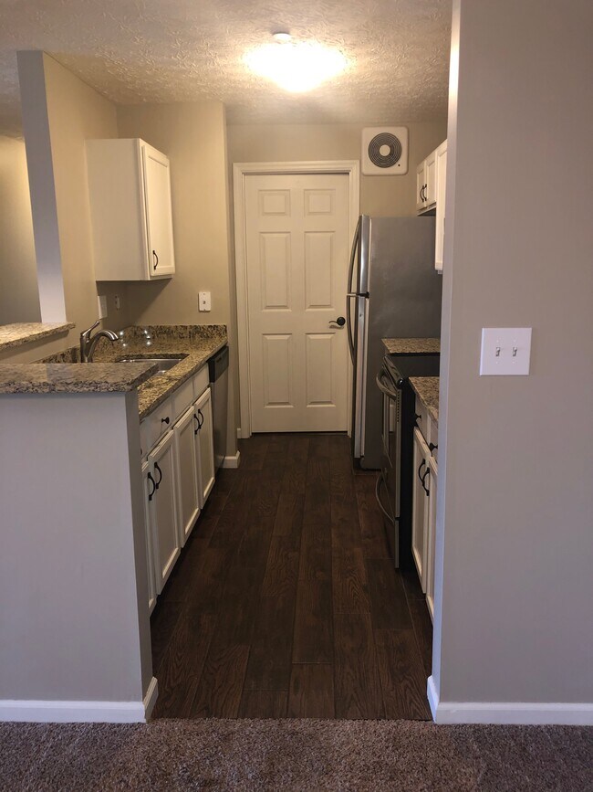 Building Photo - 6767 Meadow Creek Dr