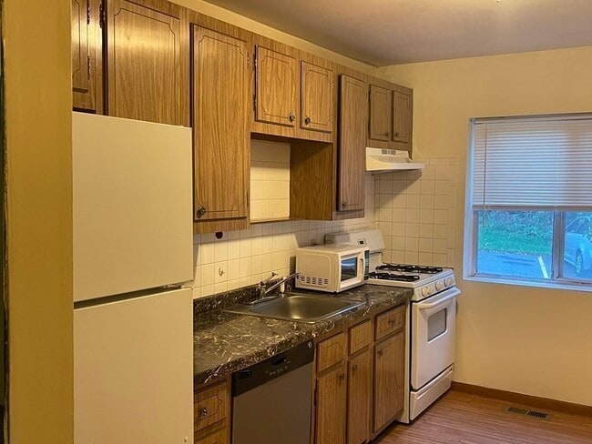 Building Photo - 44 Bayberry Dr