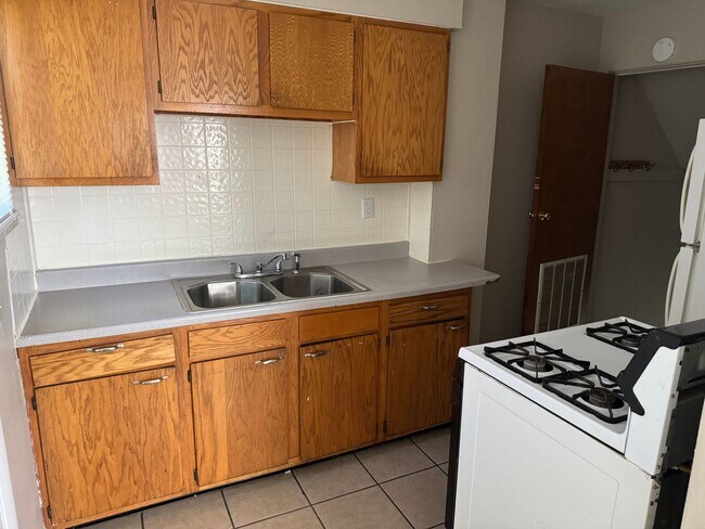 Foto del edificio - 4052-4054-4054 Halsey Pl