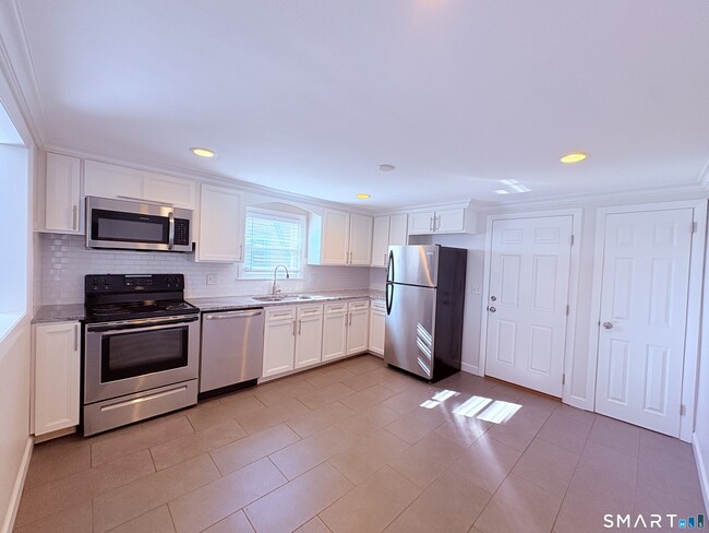 Building Photo - 387 Quaker Ln S