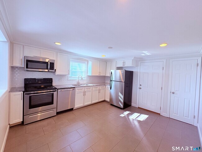 Foto del edificio - 387 Quaker Ln S