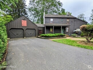 Building Photo - 16 E Larchmont Dr