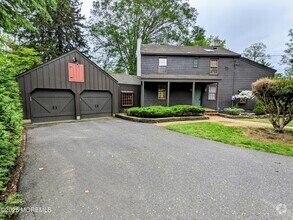 Building Photo - 16 E Larchmont Dr