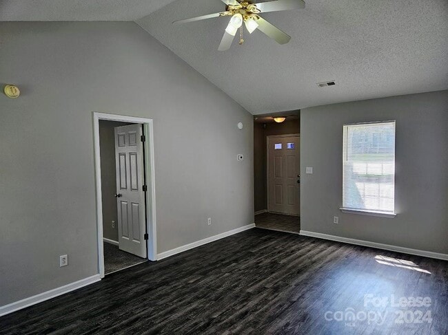 Foto del edificio - 5118 June Furr Rd