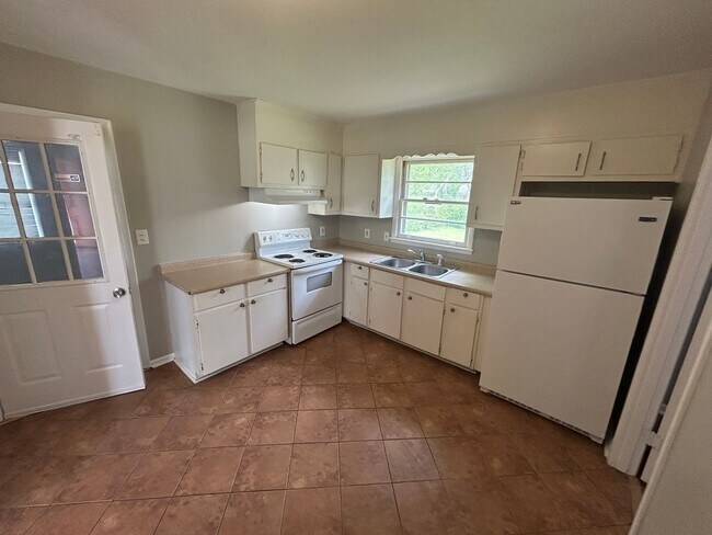 Foto del edificio - 3 Bedroom Brick Home with Hardwood Floors, Garage & Large Backyard