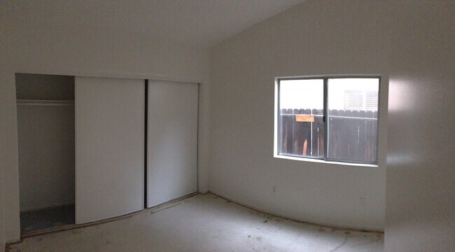 Building Photo - 3 Bedroom / 2 Bathroom Home in Perris