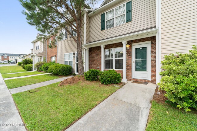 Building Photo - 207 Pinegrove Ct