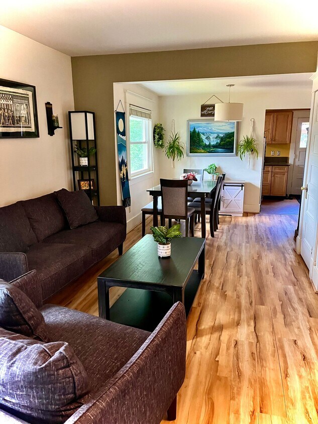Main Room - 6917 N Philadelphia Ave