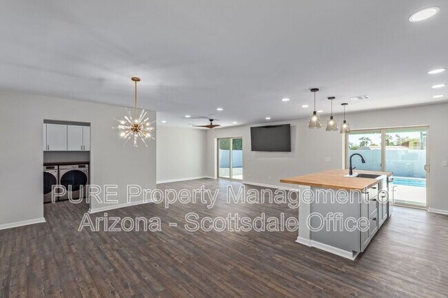 Building Photo - 5723 E Estrid Ave