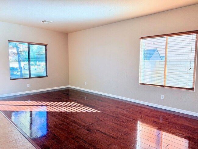 Foto del edificio - FIVE BEDROOMS, THREE FULL BATHROOMS, THREE...