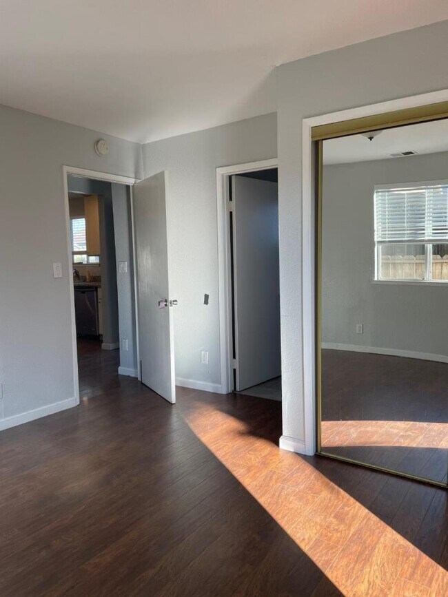 Building Photo - 373 N 8th St