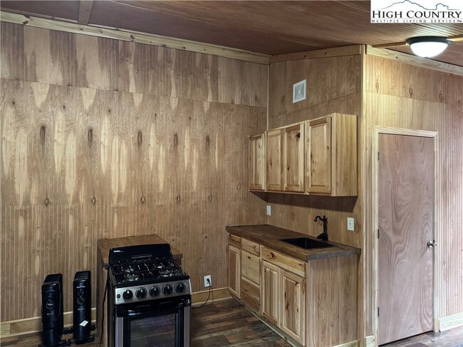 Building Photo - 10882 NC-105