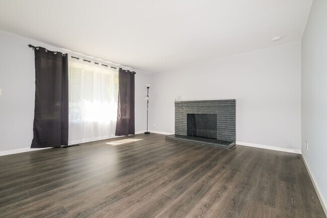Building Photo - Comfort and Convenience Meet in This Burien Gem