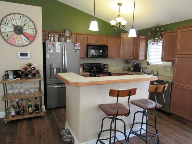 Building Photo - Spacious West-Side Home + 2-Car Garage + Fenced-in Yard! Available August 15th!