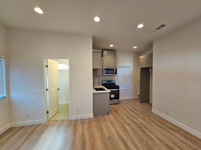 Foto del edificio - Showing Times: Every Monday & Friday from ...