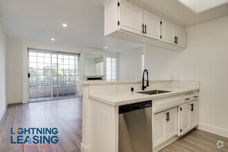 Building Photo - 15132 Magnolia Blvd